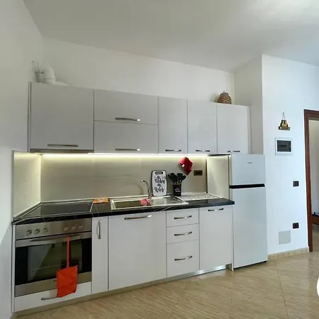 Spacious With 1 Bedrooms And Separate Ki Durrës