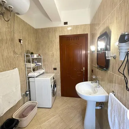 Spacious With 1 Bedrooms And Separate Ki Appartamento Durrës