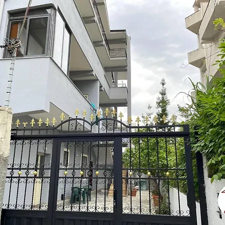 Spacious With 1 Bedrooms And Separate Ki * Durrës