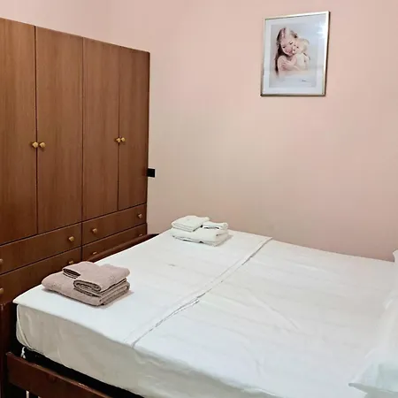 1 Bed Sleeps 2 With Tv Wifi & Parking Durrës