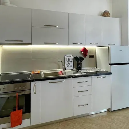 1 Bed Sleeps 2 With Tv Wifi & Parking * Durrës