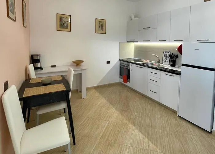 1 Bed Sleeps 2 With Tv Wifi & Parking Apartamento Durrës